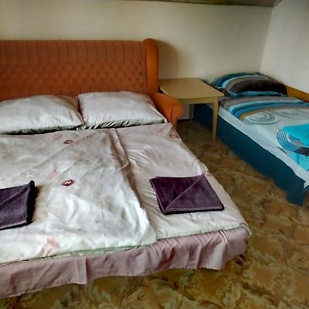 Vadkacsa Apartmanhaz Medencevel Zamardi Exterior photo